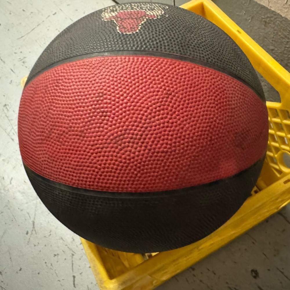 Vintage Spalding Basketball signed by Michael Jordan - Picture 2 of 3